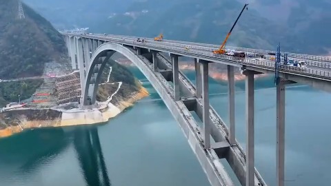 世界首座跨径超600米的拱桥建成通车